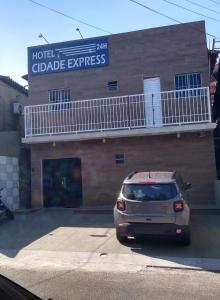 特雷西納的住宿－HOTEL CIDADE EXPRESS 24H，停在大楼前停车场的汽车