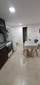 uma cozinha com uma mesa, um fogão e uma mesa branca em Plaza Urbana 2 I em Mar del Plata