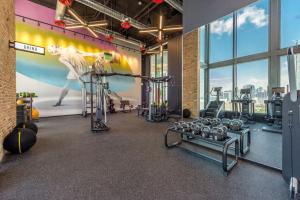 een fitnessruimte met verschillende loopbanden en een muurschildering bij Luxury 2'2 apartment brickell downtown in Miami