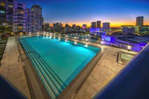 een groot zwembad met een skyline van de stad op de achtergrond bij Luxury 2'2 apartment brickell downtown in Miami