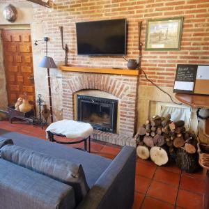 a living room with a fireplace with a tv above it at Complejo Oasis Beach sobre el Rio in Huerta