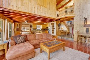 Χώρος καθιστικού στο Lakefront Village Castle- Foosball- Boat Dock-
