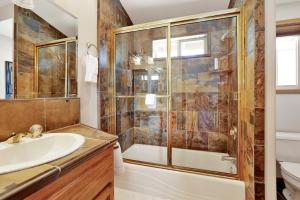 Ένα μπάνιο στο Lakefront Village Castle- Foosball- Boat Dock- +26 φωτογραφίες