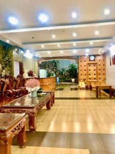 a living room with a couch and a table at Hoàng Linh Hotel in Buon Ma Thuot