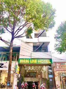 a building with a hong line hotel sign in front of it at Hoàng Linh Hotel in Buon Ma Thuot