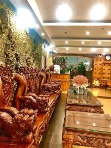 Hoàng Linh Hotel في بون ما توت: غرفة كبيرة مع أريكة وطاولة