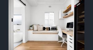 雪梨的住宿－The South bay's home-Small RoomB，白色的客房设有书桌和浴室内的沙发