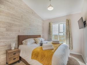 LydbrookにあるWest End Farm Lodge Alabasterのベッドルーム(大型ベッド1台、窓付)