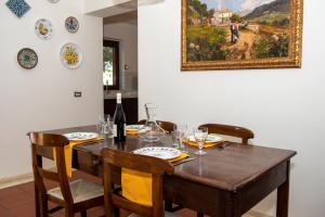 una mesa de comedor con sillas y una pintura en la pared en Villa Ninetta, en Bucchianico