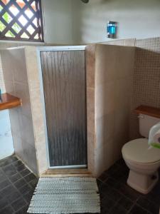 Bilik mandi di Pagalù Hostel