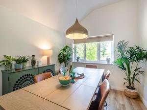 Ranworth的住宿－Norfolk Broads And Coast, Malthouse Cottage，一间带木桌和椅子的用餐室
