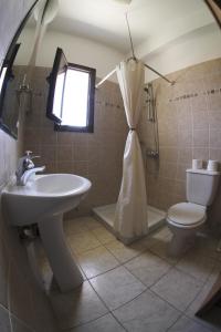 Vonios kambarys apgyvendinimo įstaigoje Eve Pissouri Veriko Villa