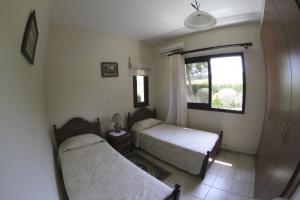 Tempat tidur dalam kamar di Eve Pissouri Veriko Villa