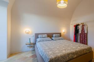 ジョヴィナッツォにあるIL Marinarettoのベッドルーム1室(大型ベッド1台付)