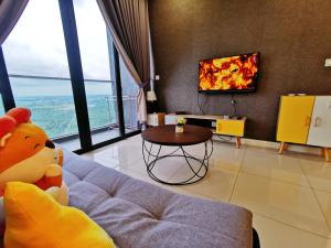 TV a/nebo společenská místnost v ubytování Legoland 3min Lakeview HappyRainbowSuite 7Pax 2R2B