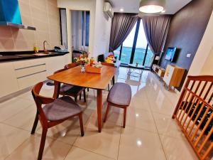 a kitchen and dining room with a table and chairs at Legoland 3min Lakeview HappyRainbowSuite 7Pax 2R2B in Nusajaya