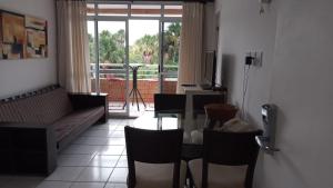 un soggiorno con un divano, un tavolo e delle sedie di Gran solare Lençois (flat) a Barreirinhas