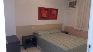 una camera da letto con un letto e un dipinto rosso sul muro di Gran solare Lençois (flat) a Barreirinhas