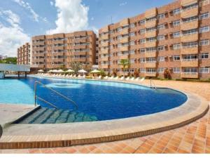 una grande piscina di fronte a un edificio di Gran solare Lençois (flat) a Barreirinhas