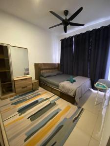 um quarto com uma cama e uma ventoinha de tecto em Condo with pool-Muslim friendly em Kuala Lumpur