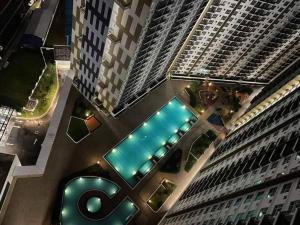 widok na budynek z dużym budynkiem w obiekcie Condo with pool-Muslim friendly w Kuala Lumpur