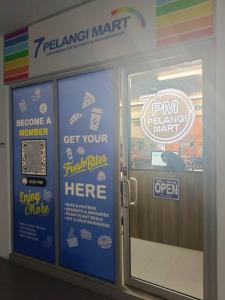 uma máquina de bilhetes numa loja com cartazes em Condo with pool-Muslim friendly em Kuala Lumpur