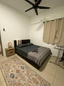 sypialnia z łóżkiem i wentylatorem sufitowym w obiekcie Condo with pool-Muslim friendly w Kuala Lumpur