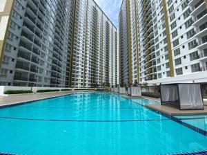 duży niebieski basen z wysokimi budynkami w obiekcie Condo with pool-Muslim friendly w Kuala Lumpur