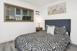 Voodi või voodid majutusasutuse Sweet Retreat 2- Cozy Relaxing Resort Cottage toas +6 fotot