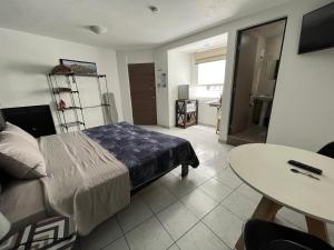 1 dormitorio con cama, mesa y escritorio en ESPACiOS RAYON en Morelia