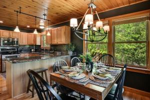 une salle à manger avec une table et des chaises dans une cuisine dans l'établissement Nearwcuwififirepitgrilllg Porch5 Star Clean!, à Sylva