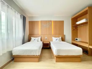 two beds in a room with two beds sidx sidx sidx at Air Diamond Hotel in Ban Nong Khong +96 photos
