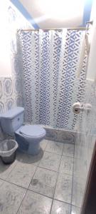 a bathroom with a toilet and a shower at Estefanyyyy in Latacunga