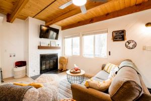 ein Wohnzimmer mit Couch und Kamin in der Unterkunft The Eagles Nest Hot Tub BBQ Modern Retreat in Sugarloaf