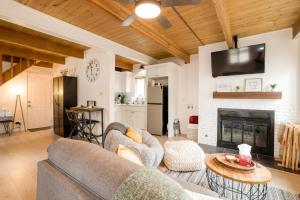 ein Wohnzimmer mit zwei Sofas und einem Kamin in der Unterkunft The Eagles Nest Hot Tub BBQ Modern Retreat in Sugarloaf + 9 Fotos