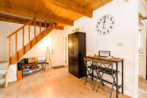 Zimmer mit einem schwarzen Schrank und einer Uhr an der Wand in der Unterkunft The Eagles Nest Hot Tub BBQ Modern Retreat in Sugarloaf