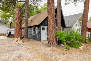 ein Schwarz-Weiß-Haus mit einer Gruppe von Bäumen in der Unterkunft The Eagles Nest Hot Tub BBQ Modern Retreat in Sugarloaf