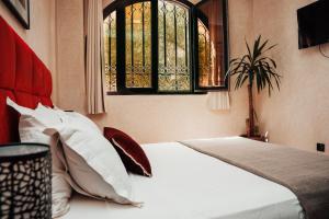 Postel nebo postele na pokoji v ubytování Auberge RIAD DLIM Tamraght