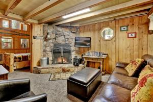 ビッグ・ベアー・レイクにあるMoonridge R n R- Cozy Single Level Central Chalet Homeの石造りの暖炉とソファ付きのリビングルーム