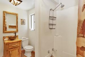 ビッグ・ベアー・レイクにあるMoonridge R n R- Cozy Single Level Central Chalet Homeのトイレとシャワー付きのバスルーム +9枚の写真