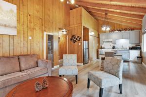 Køkken eller tekøkken på Sweet Retreat 1- Cozy Relaxing Resort Cabin + 7 billeder