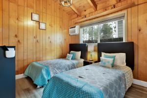 En eller flere senge i et værelse på Sweet Retreat 1- Cozy Relaxing Resort Cabin