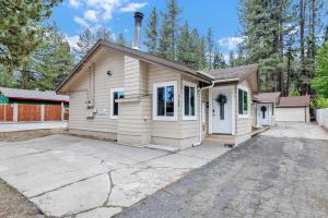 a small house with a driveway in front of it at Sweet Retreat 1- Cozy Relaxing Resort Cabin in Big Bear Lake