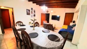 uma sala de jantar com uma mesa e cadeiras e um sofá em CASA CÉNTRICA RIOJA ,Patio Parrilla, Zona Residencial, Parking privado gratis a 100 mts em Mendoza