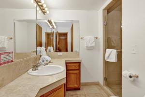 une salle de bain avec un lavabo et un miroir dans l'établissement Knickerbocker Retreat- Hot Tub- Game Tables, à Big Bear Lake 23 autres photos