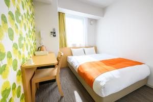 大阪市にあるホテルソビアルなんば大国町の小さなベッドルーム(ベッド1台、デスク付)