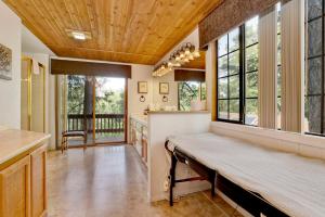 Il comprend une grande cuisine avec un plafond en bois et des fenêtres. dans l'établissement Knickerbocker Retreat- Hot Tub- Game Tables, à Big Bear Lake