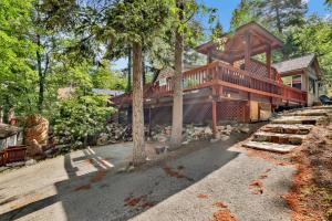 une grande maison en bois avec une grande terrasse dans l'établissement Knickerbocker Retreat- Hot Tub- Game Tables, à Big Bear Lake
