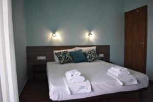 a bedroom with a bed with towels on it at Villa Olympia in Paralia Katerinis