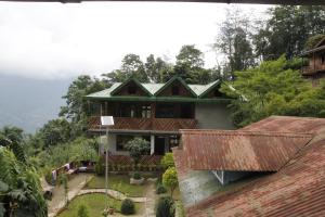 KalukにあるHitaishi Homestay - Bermiokの庭のある家の空中写真